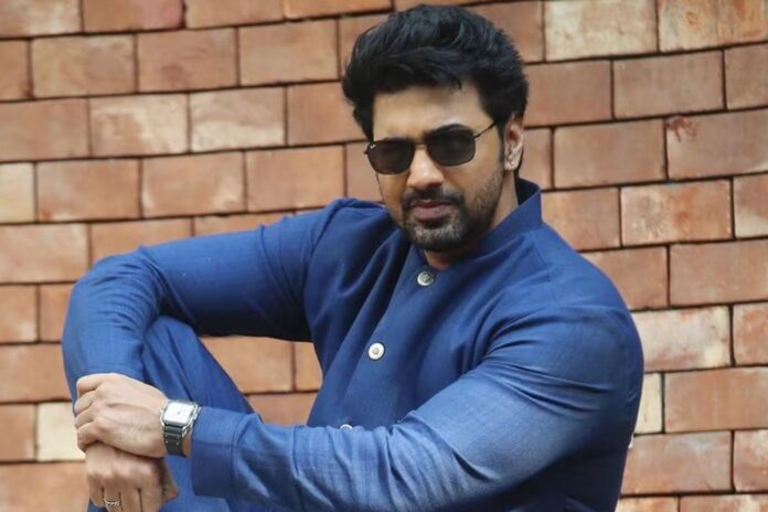 1765377067-2b43a6c74115965eaf151d91b4208787 অভিনয়ের আগে শুটিং সেটে বাসন ধুতেন দেব