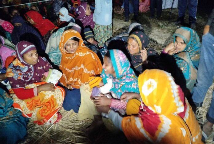 1765425702-90fc078936d885dc117dcd552adf734a গভীর নলকূপে আটকে শিশু সাজিদ, মায়ের হৃদয়বিদারক আকুতি