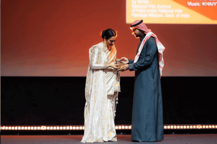 1765451643-40af9ca5d4af4f53bc05e0396f2436f0 আজীবন সম্মাননায় ভূষিত রেখা