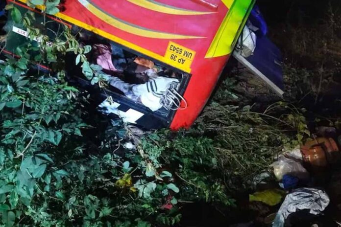 1765513703-f65ff2e33049e09dd1c63f3454286645 অন্ধ্রপ্রদেশে বাস খাদে পড়ে নিহত ৯