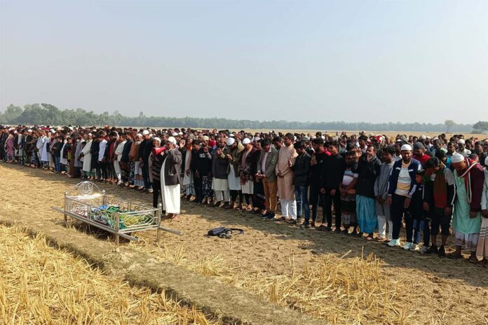 1765515370-0331f1beab22fb6d25616fda3a99b07b অশ্রুসিক্ত নয়নে সাজিদের শেষ বিদায়ে হাজারো মানুষের ঢল