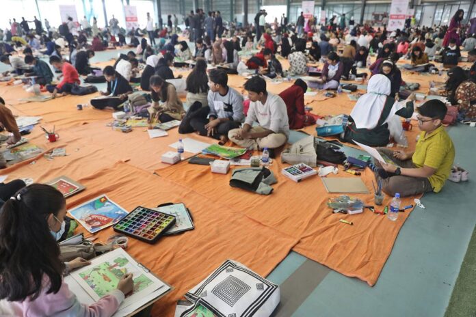 1765544121-14513a0c09d1f4c17358104df5dae90a হাজারো শিশুর তুলিতে ফুটে উঠলো জুলাই অভ্যুত্থান থেকে মুক্তিযুদ্ধ