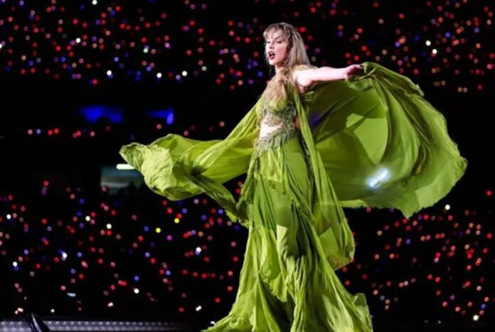 1765544660-8cda81fc7ad906927144235dda5fdf15 কেন কান্নায় ভেঙে পড়েছিলেন সুইফট?