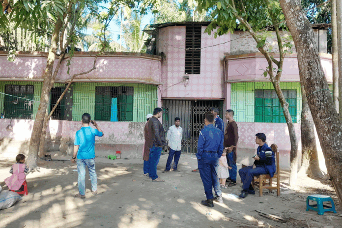 1765607236-fee4e47f3e4c529b1f2c751035a4492c গভীর রাতে ছাদে মুখোশধারীরা, পরে ঘরে ঢুকে নারীকে কুপিয়ে হত্যা