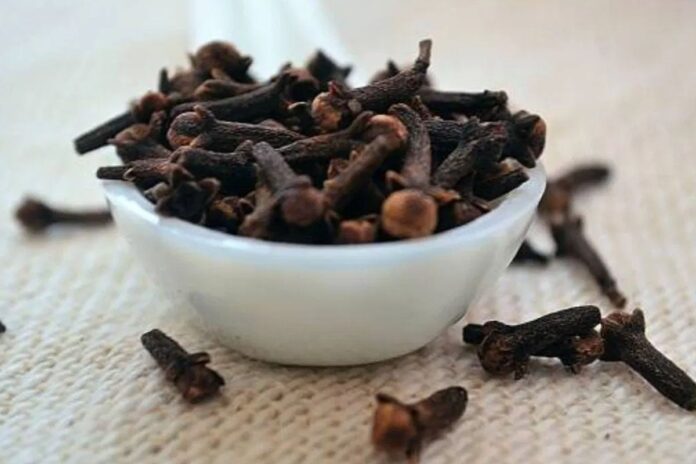 1765689081-2f1260d0365e4b9f93f3493b3444d38d দাঁত ব্যথা, জেনে নিন লবঙ্গের উপকারিতা