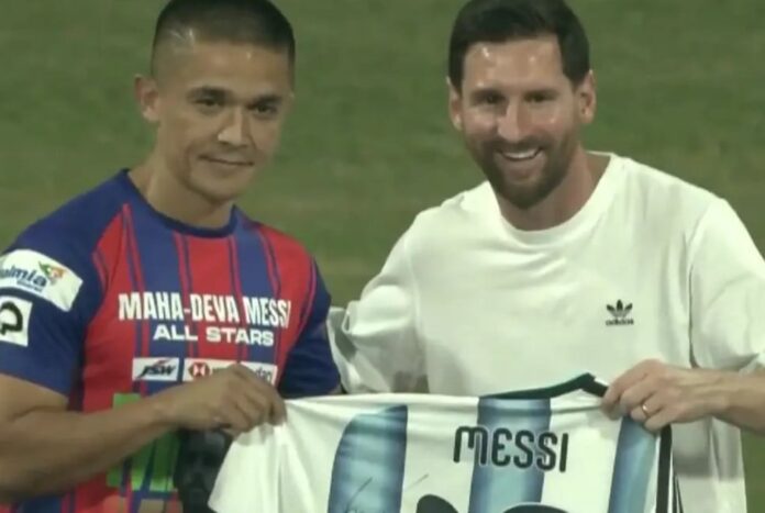 সুনীল ছেত্রীকে নিজের বিশ্বকাপ জার্সি দিলেন মেসি