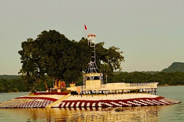 রঙের ছোঁয়ায় নতুন সাজে পাহাড়ে বীরশ্রেষ্ঠ মুন্সী আব্দুর রউফের সমাধিস্থল