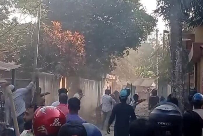 1765812901-9a9ddf6708e3e9c9adb30a6c26a39746 সরাইলে ফলের দোকানে অটোরিকশার ধাক্কা, সংঘর্ষে আহত ২০