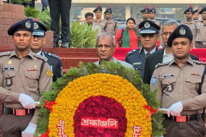 রাজারবাগ পুলিশ স্মৃতিস্তম্ভে স্বরাষ্ট্র উপদেষ্টা-আইজিপির শ্রদ্ধা