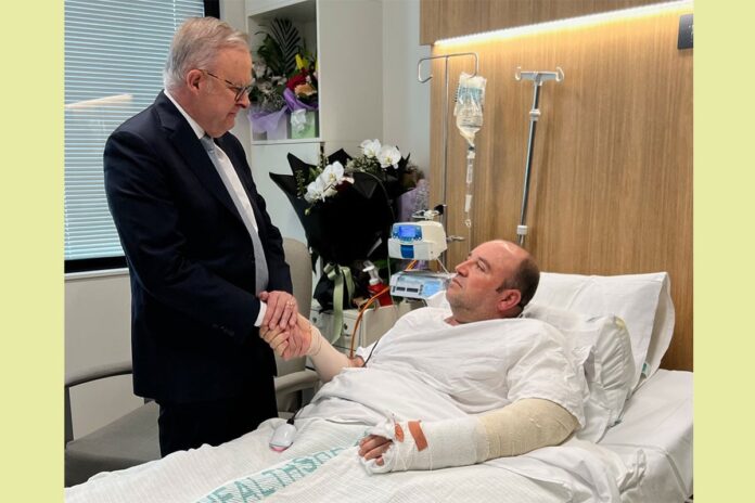 1765878780-fd96476276a70a79f8061f9a2907a81e বন্ডি সৈকতের বীর আহমেদকে দেখতে হাসপাতালে অস্ট্রেলিয়ার প্রধানমন্ত্রী