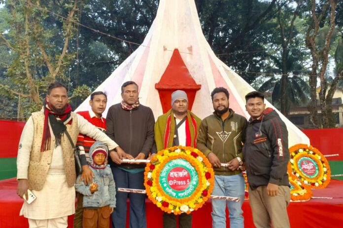 লালমনিরহাটে বীর শহীদদের প্রতি সাংবাদিকদের শ্রদ্ধা