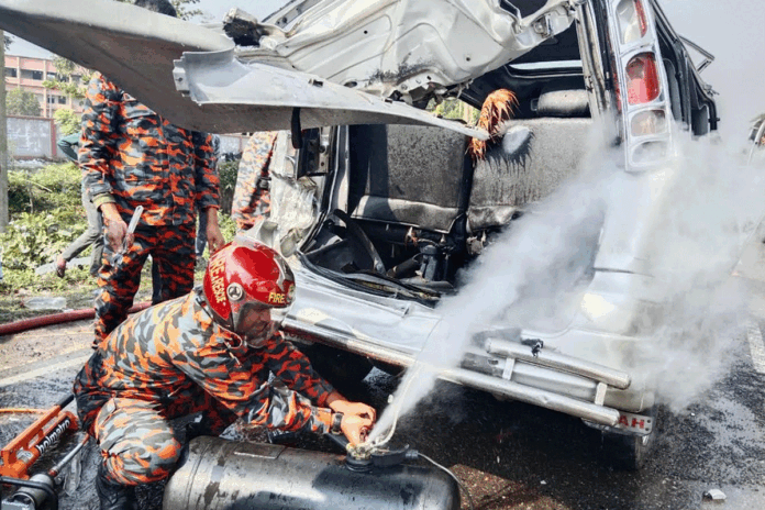 1765887776-fee4e47f3e4c529b1f2c751035a4492c কাভার্ডভ্যানের ধাক্কায় দুমড়ে-মুচড়ে গেল মাইক্রোবাস, আহত ৮