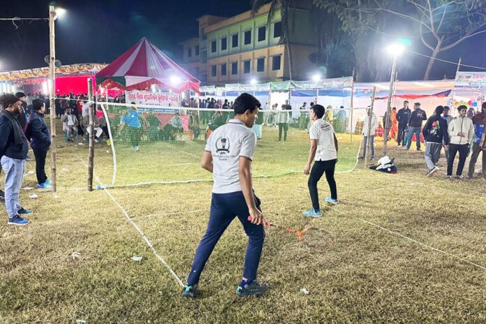 1765888411-ac8a49677027841b0a6b45c0c9c5f348 মেলার মাঠে ব্যাডমিন্টন টুর্নামেন্ট, অস্বস্তিতে দর্শনার্থীরা