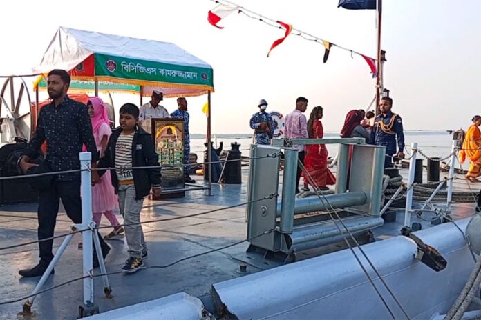 1765889359-807f6f661e058eea4eb1fc570e0301ff বিজয় দিবসে মোংলায় নৌবাহিনী ও কোস্ট গার্ডের যুদ্ধ জাহাজ উন্মুক্ত