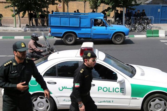 1765943247-0c985a0be21ee2f9471c64a15ead935d ইরানে বন্দুকধারীর সঙ্গে সংঘর্ষে তিন পুলিশসহ নিহত ৪