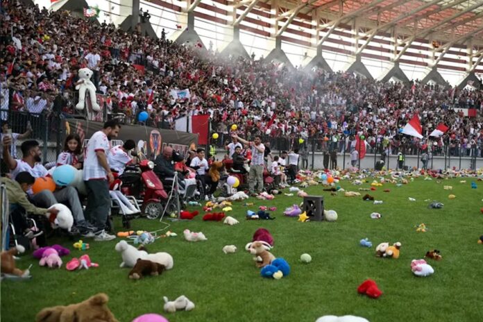 অসুস্থ শিশুদের দিকে হাত বাড়িয়ে ফিফার পুরস্কার পেলেন জাখোর ভক্তরা