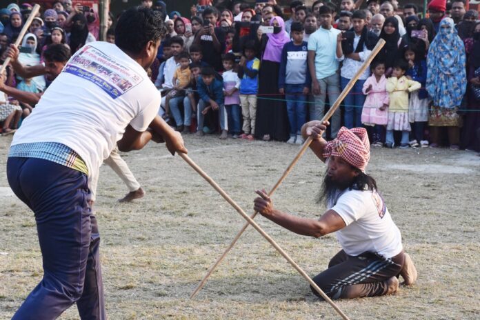 1765972304-3344e7e66073d5e343f5eb6eb6bff85a রাজবাড়ীতে অনুষ্ঠিত হলো ঐতিহ্যবাহী লাঠি খেলা