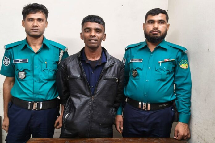 1765977077-fc2347a23c26e3a3a9fc5c865d63c58d গাজীপুরে ৭০০ পিস ইয়াবাসহ মাদক কারবারি গ্রেফতার