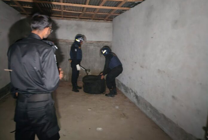 1765978903-b9b982c33a6d3e7fa11511bac6d7b98f গাইবান্ধায় ককটেল সদৃশ বস্তু উদ্ধার