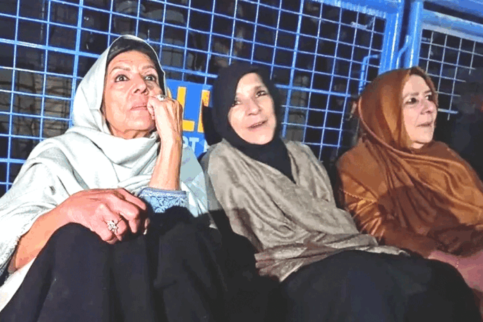 1765987951-fee4e47f3e4c529b1f2c751035a4492c ইমরান খানের তিন বোনের বিরুদ্ধে সন্ত্রাসবাদের মামলা