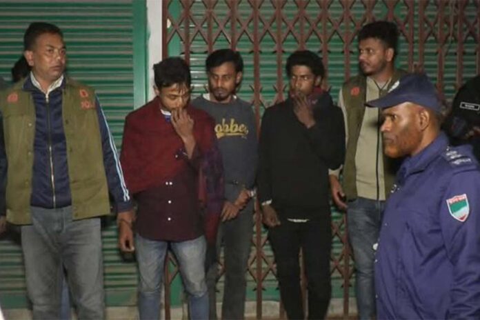 1766006817-c4e9f1e8cec63a2fc0a4722936d529ce কুষ্টিয়ায় যৌথ বাহিনীর অভিযানে আটক ৫