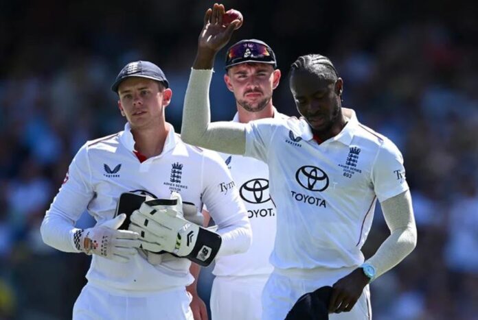 1766037458-9f0faa83d1c6e511c987a04cd7d9f59e ৬ বছর পর সাদা পোশাকে আর্চারের ফাইফার