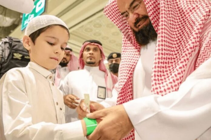 1766039713-0d6d1dfe44f4f0d819ab2017f42e9b32 মক্কার কাবা চত্বরে শিশু হারিয়ে যাওয়ার ভয় নেই, চালু হলো ব্রেসলেট সেবা