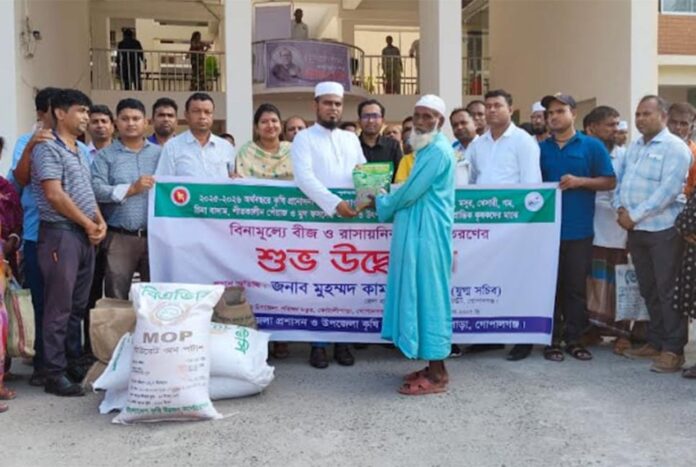 কোটালীপাড়ায় বিনামূল্যে বীজ-সার বিতরণ