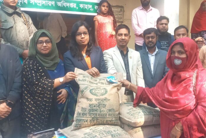 বগুড়ায় বীজ-সার পেলেন দেড় হাজার কৃষক