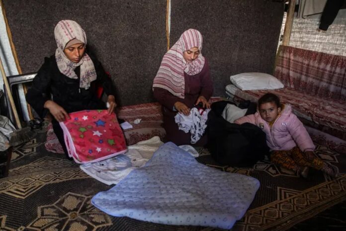 শীতে জমে প্রাণ হারাচ্ছে গাজার শিশুরা