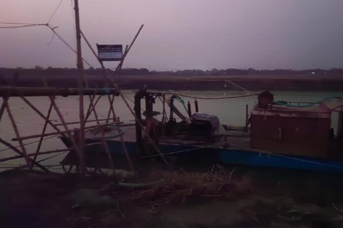 টঙ্গীবাড়িতে অবৈধ ড্রেজারের সরঞ্জাম অপসারণ