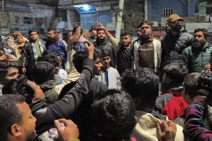 হাদির মৃত্যু: মধ্যরাতে নাটোরে বৈষম্যবিরোধী ছাত্র আন্দোলনের বিক্ষোভ মিছিল