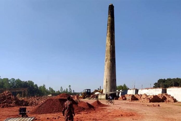 পঞ্চগড়ে দুই ইটভাটার চিমনি গুঁড়িয়ে দিল প্রশাসন