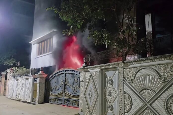 বান্দরবানে সাবেক মন্ত্রীর বাসায় আগুন দিয়েছে বিক্ষুব্ধ ছাত্র-জনতা