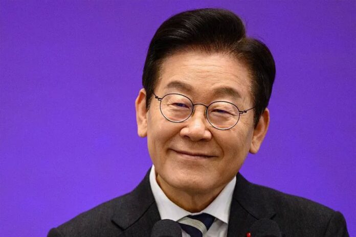 1766143033-1822cdc632673c4aa11b9f05ddaa2060 টাকমাথার লোকদের বাঁচানোর লড়াইয়ে দক্ষিণ কোরিয়ার প্রেসিডেন্ট