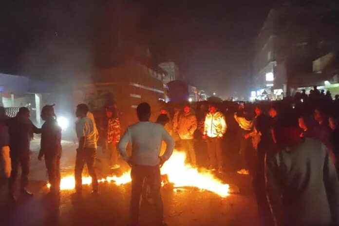 1766176330-e32f38023ddd81aaff35504f94d57584 পুলিশের ধাওয়ায় পালাতে গিয়ে ট্রাকের ধাক্কায় প্রাণ গেল ২ জনের