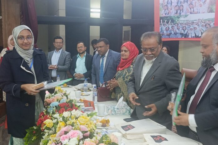 নোয়াখালীতে ৮শ সুবিধা বঞ্চিত মেধাবী শিক্ষার্থীদের মাঝে নগদ অর্থ ও ক্রেস্ট বিতরণ