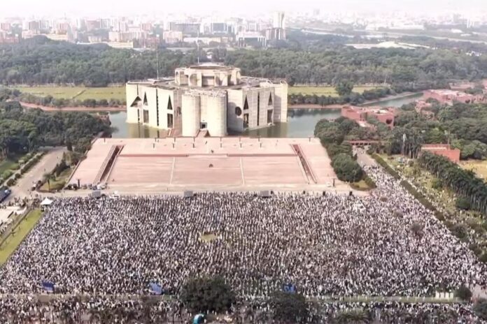 স্লোগানে স্লোগানে প্রকম্পিত সংসদ ভবনের দক্ষিণ প্লাজা