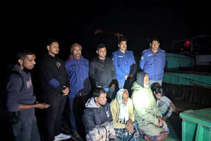 কীর্তনখোলা নদীতে অবৈধ বালু উত্তোলন, চারজনকে জরিমানা