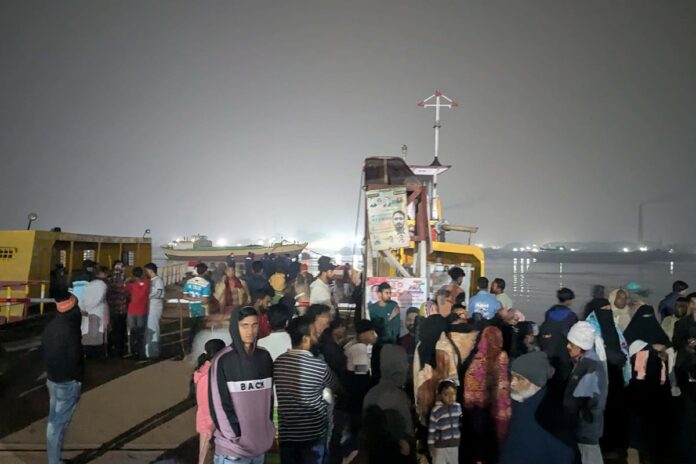 1766256412-390051acc73e39be737f7d4f058d3e05 ফেরিতে চলতে শুরু করল ট্রাক, সামনে থাকা ৪ গাড়ি নিয়ে পড়ল নদীতে