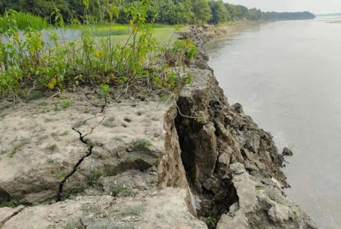 1766293226-49dd53770be05a49ddc29f92c8f378d9 অসময়ে গড়াই নদীপাড়ে ভাঙন, আতঙ্কে শতাধিক পরিবার