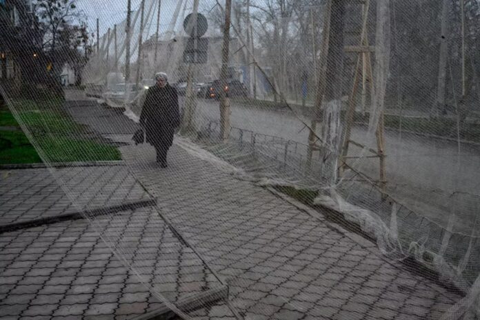 1766304249-e683556f11d8d015a8ddcb87f9b67f05 যে কারণে পুরো শহর জাল দিয়ে ঢেকে দিল ইউক্রেন