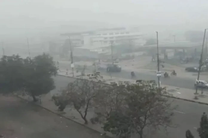 করাচিতে ঘন কুয়াশা: ‘অত্যন্ত অস্বাস্থ্যকর’ বাতাসে বিমান চলাচলে বিঘ্ন, দুর্ঘটনায় নিহত ১