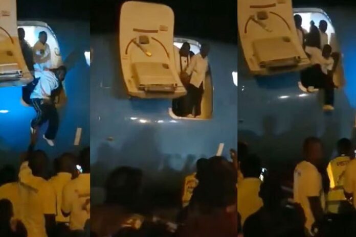 সিঁড়ি নেই, বিমানের দরজা দিয়ে লাফিয়ে নামলেন যাত্রীরা (ভিডিও ভাইরাল)