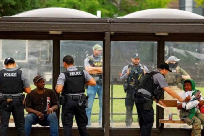 অবৈধ অভিবাসনবিরোধী অভিযানের বাজেট বিপুল পরিমাণে বাড়ালেন ট্রাম্প