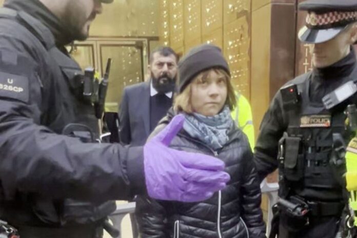 ফিলিস্তিনের প্ল্যাকার্ড হাতে লন্ডনে গ্রেফতার গ্রেটা থুনবার্গ