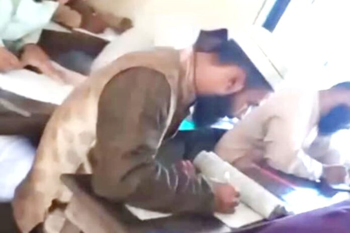 কুমিল্লায় প্রকাশ্যে বই খুলে পরীক্ষা দেওয়ার ভিডিও ভাইরাল