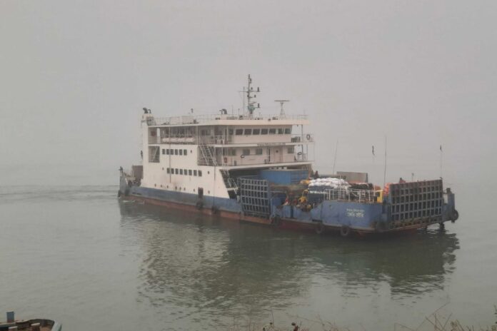 ঘন কুয়াশায় পাটুরিয়া-দৌলতদিয়া নৌরুটে ফেরি চলাচল বন্ধ