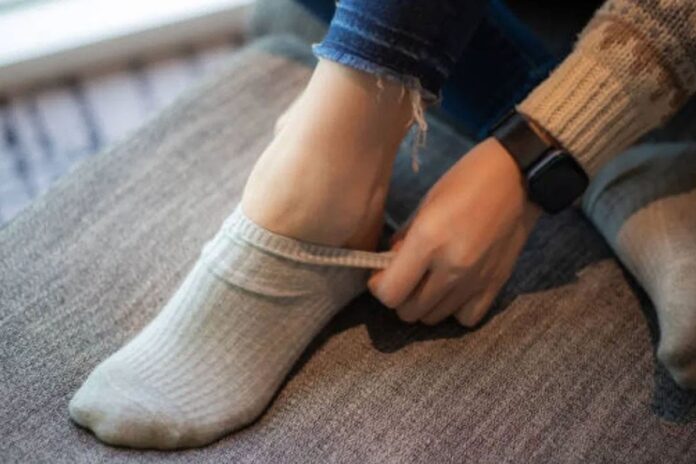 1766629214-071f6c6d62852fe3f134e8eb7b74997e হাত-পা সব সময় ঠান্ডা থাকে কেন? জেনে নিন কারণ ও প্রতিকার