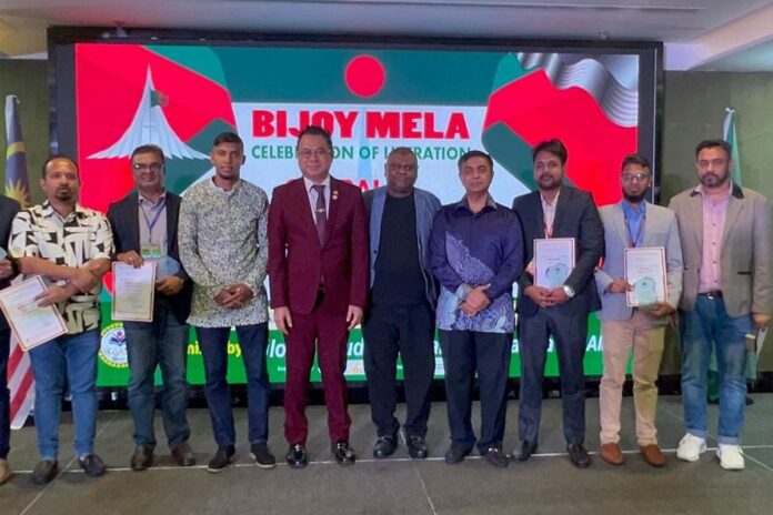 1766638715-3571adc2900d18ca7bbb29ffef49e706 মালয়েশিয়ায় বিজয় মেলা ও গ্লোবাল এক্সেলেন্স আইকন অ্যাওয়ার্ড অনুষ্ঠিত